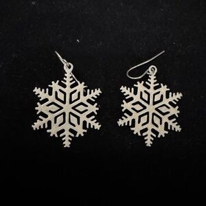 NWOT Glitter Sparkle White and Silver Snowflake Dangle Earrings Women Jewelry